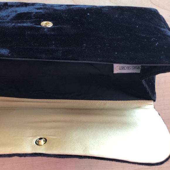 💥3/$15💥 Vintage Victoria’s Secret Velvety Clutch - Picture 3 of 3